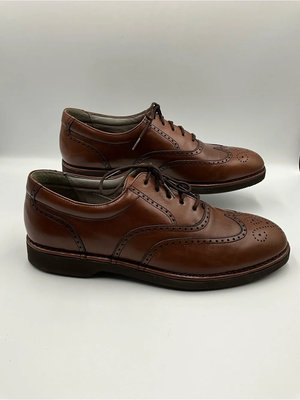 Rockport Vibram Oxford Size 9D Brown Brogue Leather Wingtip Oxfords